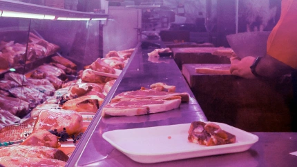 Una carnicería en un mercado, a 24 de diciembre de 2023, en Madrid (España)