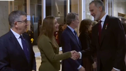 Felipe VI, a su llegada al Congreso por el 50 aniversario del retorno de la Monarquía a España