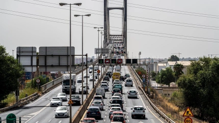 08/08/2023 Vistas del puente del Centenario donde se está realizando obras de sustitución de tirantes y de ampliación de la plataforma a 08 de agosto del 2023 en Sevilla (Andalucía, España). La SE-30, entre los kilómetros 10 y 12, estará totalmente cortada al tráfico desde este lunes 7 y hasta el viernes 11 de agosto en horario de 22,00 a 6,00 horas por las obras de sustitución de tirantes y ampliación de la plataforma del puente del Centenario, tal y como informaba el Ministerio de Transportes, Movilidad y Agenda Urbana (Mitma) este pasado viernes.POLITICA Eduardo Briones - Europa Press