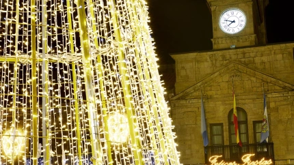 Una imagen del árbol de Navidad de la Plaza de España con el Ayuntamiento detrás