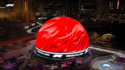 La famosa esfera de Las Vegas anunciaba la bandera roja sobre la pista.