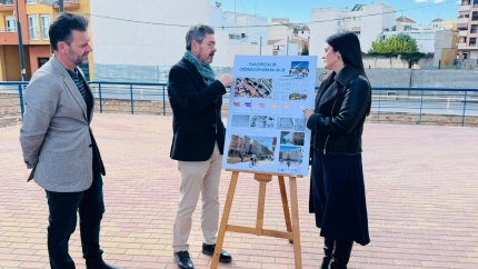 Los arquitectos junto a la concejala de Urbanismo en la presentación del proyecto