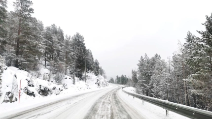 Carretera nevada en el Pirineo