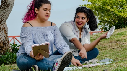Mujeres trabajando al aire libre tomando decisiones sobre algunos objetos