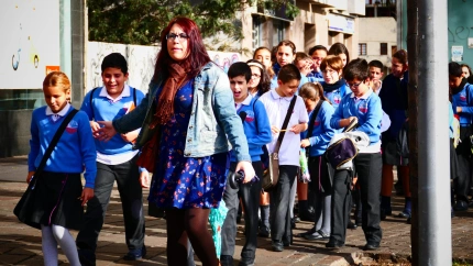 Profesora al frente de una escuela con alumnos en la isla de Santa Cruz de la Tenerife, Islas Canarias