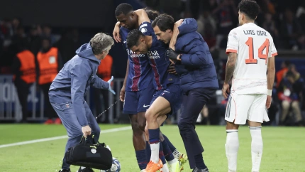 Achraf Hakimi se retira del campo tras la entrada de Luis Díaz