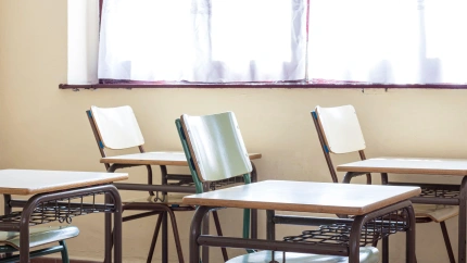 Algunas sillas y mesas en un aula