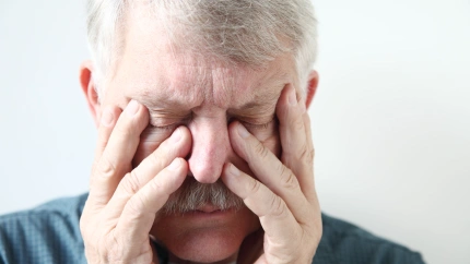 Jubilado apretando su nariz con los dedos