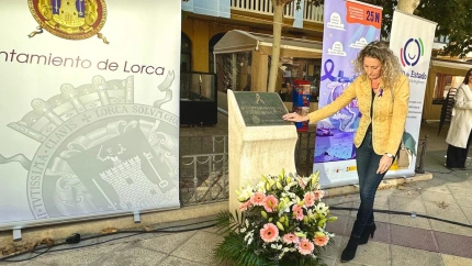 María de las Huertas García, concejala de la mujer realiza la tradicional ofrenda floral en el monolito en recuerdo a las mujeres fallecidas por violencia de género