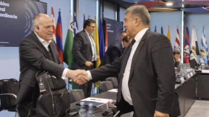 Joan Laporta y Javier Tebas se saludan durante una reunión de LaLiga.