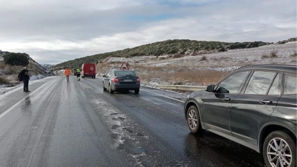 Atasco por la nieve en la carretera A-222.
