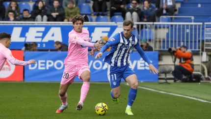 VITORIA (ESPAÑA), 22/11/2025.- El delantero del Deportivo Alavés, Toni Martínez (d) lucha por el balón con cae el defensa Marcos Alonso (i) del Celta de Vigo durante el partido de LaLiga este sábado en estadio de Mendízorrotza de Vitoria. EFE/ Adrián Ruiz Hierro