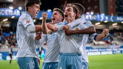 Los jugadores del Real Zaragoza celebran el segundo tanto, que sirvió para llevarse los tres puntos de Éibar este sábado