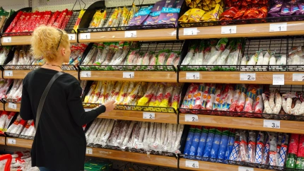 Una mujer enfrente de una estantería de un supermercado