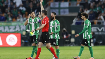 El colegiado expulsa a Antony en el Betis-Girona