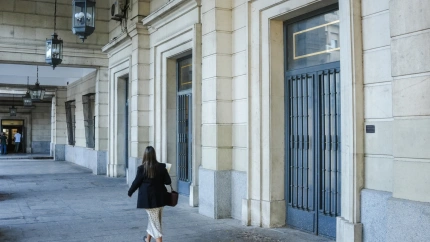 Archivo - Una mujer camina hacia la Audiencia de Sevilla en imagen de archivo.