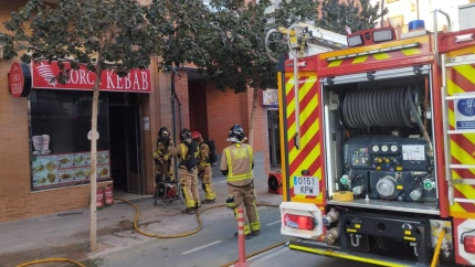 Bomberos durante su intervención en el incendio de la cocina de un kebab
