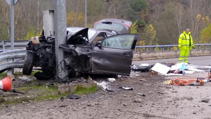 Un hombre resulta herido tras colisionar su coche contra un poste en Villafranca del Bierzo (León)