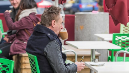 Señor tomando un café