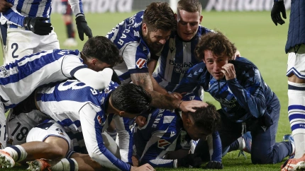 PAMPLONA, 22/11/2025.- Los jugadores de la Real Sociedad celebra el gol de Ander Barrenetxea, tercero del equipo vasco, durante el partido de la jornada 13 de LaLiga entre el Osasuna y la Real Sociedad, este sábado en El Sadar. EFE/Jesús Diges