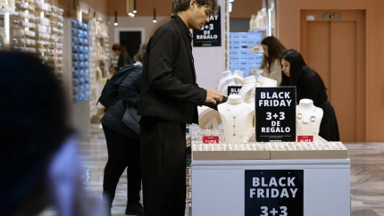 Varios clientes compran en el Black Friday