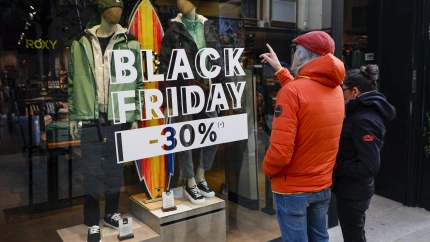 Varios clientes compran en el Black Friday