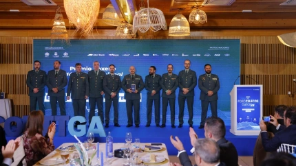 Los agentes reciben el galardón en la gala ForoTelecos Galicia 2025