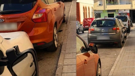 Varios de los vehículos afectados en la calle Pintor Victoria de Dénia tras el acto vandálico que destrozó los retrovisores