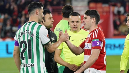 El árbitro Miguel Ángel Gonzáles junto a los dos capitanes antes del comienzo del Granada - Córdoba