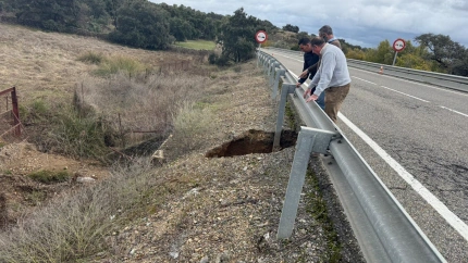 Aparece un nuevo socavón en la A-476 en El Castillo de las Guardas: "El municipio va a quedar muy aislado"