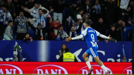 Roberto Fernández celebra su gol en el Espanyol-Sevilla