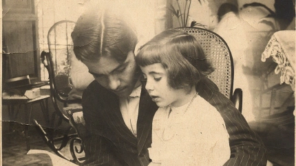 Federico García Lorca enseñando a leer a su hermana Isabel en la casa de la Acera del Darro
