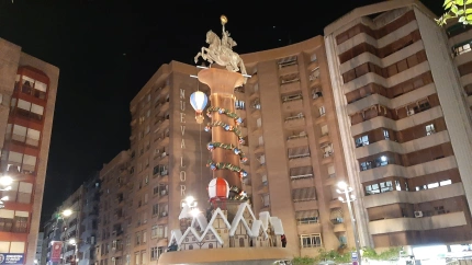 Operarios decoran la fuente Apoteosis del Óvalo con motivos naviodeños