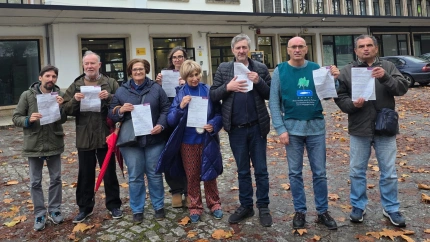 Los ciudadanos con sus escritos de reclamación ante la estación del tren