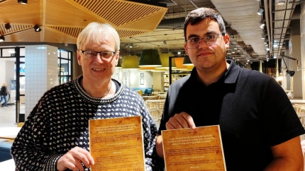 John Cudlipp y Sergio Muiño con el hermanamiento suscrito