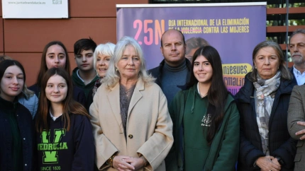 Participantes en el acto del 25N. Mercedes Colombo (Centro)