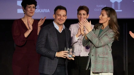 25/11/2025 La Reina Letizia y el cineasta Alejandro Amenábar en el acto de homenaje a su película 'Mar Adentro', junto a la presidenta de Navarra, María Chivite, y la ministra Elma SaizCULTURA EDUARDO SANZ - EUROPA PRESS
