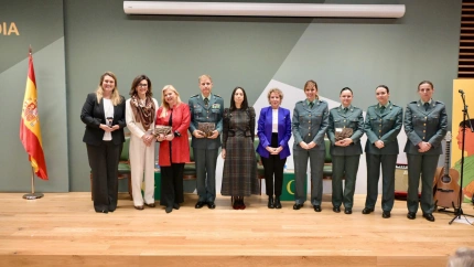 Entrega a Óscar Silva Álvarez, suboficial de la Comandancia de Navarra, por su trayectoria profesional relacionada con la lucha contra la violencia de género.