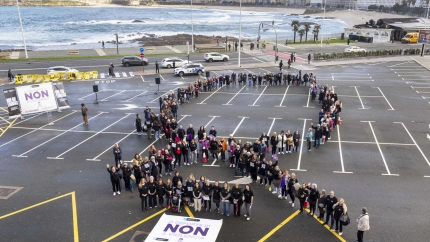 Acto del 25-N en la explanada de Riazor, A Coruña
