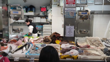Clientela en la pescadería en Santiago