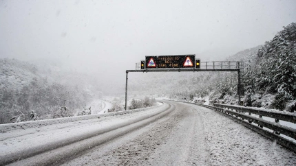 La nieve cubre la carretera, a 7 de febrero de 2023, en Vic, Barcelona