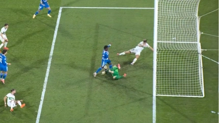 Jugada polémica entre Vinicius e Iñaki Peña