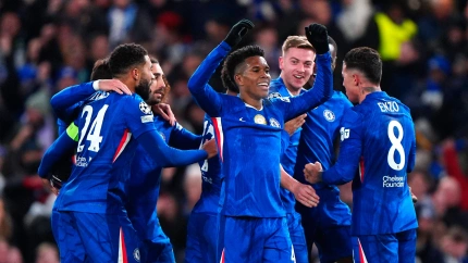 Alegría en los jugadores del Chelsea con el gol de Estevao al Barcelona