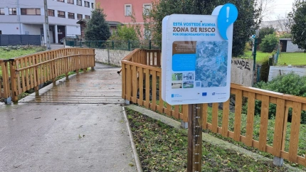 Cartel de advertencia del riesgo de inundaciones en el río Pastoriza de A Coruña