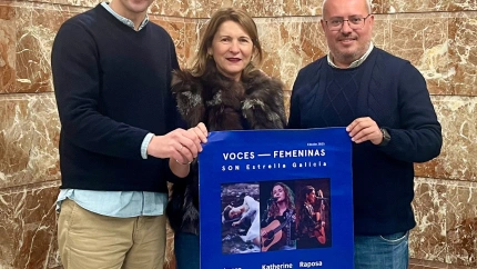 El vicepresidente segundo de la Diputación de Ourense, César Fernández; la directora del Teatro Principal, Olga Mojón; y el representante de Coconut Producciones, Eduardo Romero, muestran el cartel de esta edición