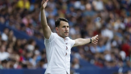 VALENCIA, 01/06/2025.-El entrenador del Eibar Beñat San José, durante el partido correspondiente a la última jornada de la Liga Hypermotion que disputan Levante y Eibar este domingo en el estadio Ciutat de Valencia.- EFE/ Ana Escobar