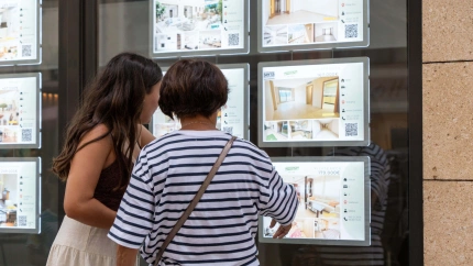 Dos mujeres buscan piso en una inmobiliaria