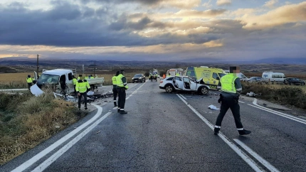 FONCEA (LA RIOJA), 26/11/2025.- El conductor de un turismo, de 59 años y vecino de Burgos, ha fallecido este miércoles al chocar con un camión de siete plazas, de los que cuatro de sus ocupantes han resultado heridos graves y 2 muy graves en este accidente de tráfico, ocurrido en el término municipal riojano de Foncea. Los datos iniciales facilitados por la Delegación del Gobierno en La Rioja indican que el accidente ha ocurrido en la N-232, a su paso por Foncea, donde han colisionado de forma frontal un turismo, en el que sólo viajaba el conductor; y un camión. El suceso ha ocurrido a las 8:40 horas en este tramo de la carretera nacional, en el que el tráfico ha sido cortado en ambos sentidos.- EFE/Guardia Civil***SOLO USO EDITORIAL/SOLO DISPONIBLE PARA ILUSTRAR LA NOTICIA QUE ACOMPAÑA (CRÉDITO OBLIGATORIO)***
