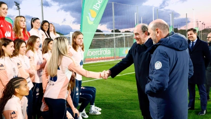 El presidente de Iberdrola, Ignacio Galán, saluda a las jugadoras en la Ciudad del Fútbol de Las Rozas