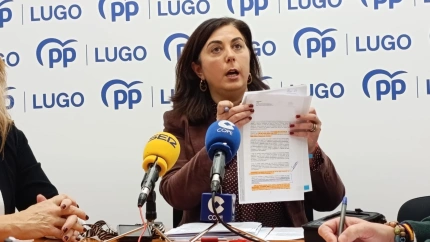 Elena Candia con el informe jurídico que reprende al Concello